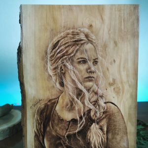 Ciri from The Witcher (Netflix) - 20x26 cm Pear wood