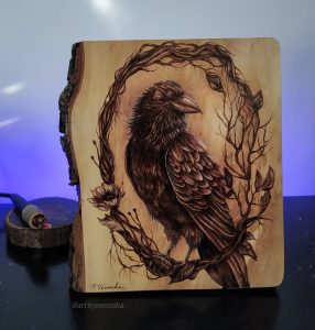 Raven - 21x25 cm Pear wood